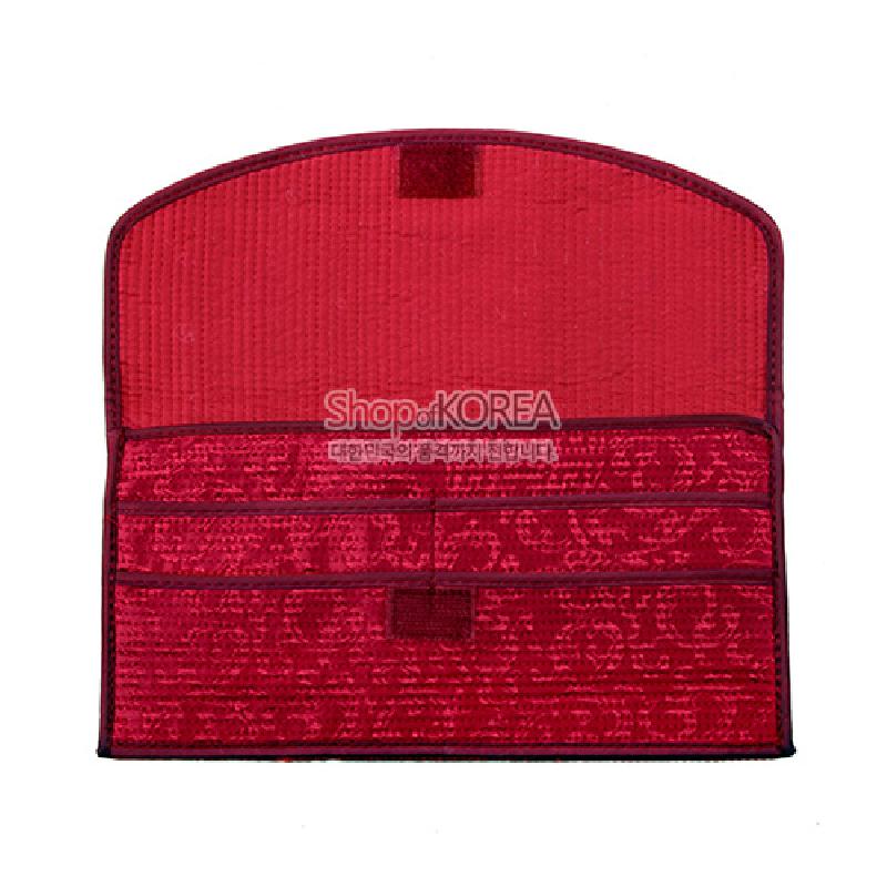 붉은 비단 재질에 누비 기법을 적용하고, 문양 직조 안감이 더해진 적갈색 장지갑.