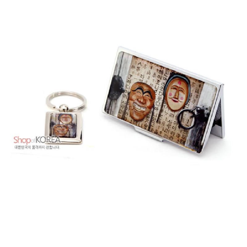 금속 재질 위에 하회탈 2종과 한글 서체 문양을 인쇄한 명함집과 열쇠고리 세트.