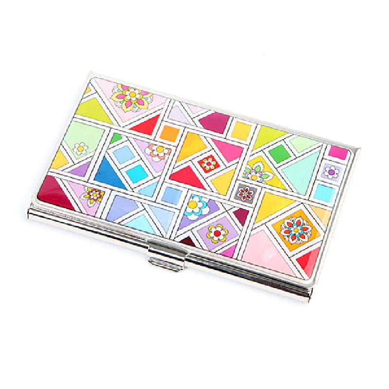 은색 금속 케이스 위에 조각보 형식의 다색 기하학 패턴과 꽃문양 에나멜 장식이 특징인 명함집.
