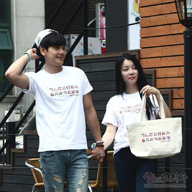 흰색 면 소재 티셔츠에 다채로운 색상의 한글 자음 입체 발포 프린트가 가로로 배열된 디자인.