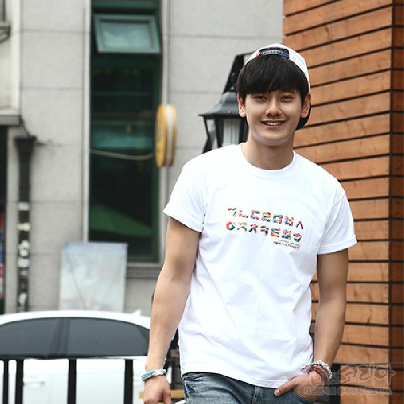 흰색 면 소재에 컬러풀한 한글 자음 입체발포 프린트가 가로로 배열된 캐주얼 티셔츠.