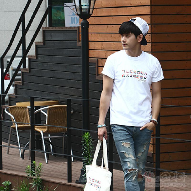 흰색 면 소재에 다채로운 색감의 한글 자음 가로 배열 입체발포 프린트가 특징인 티셔츠.