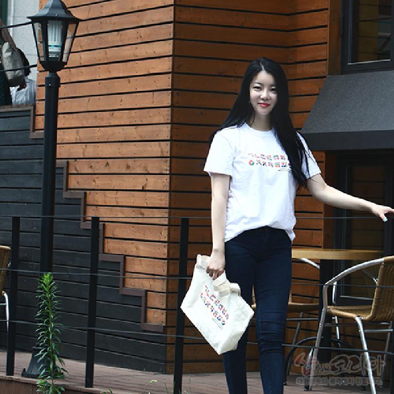 흰색 면 소재에 한글 자음 가로 배열과 컬러풀한 발포 프린트가 돋보이는 반팔 티셔츠.