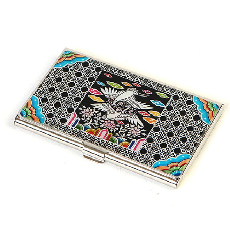 금속 케이스 위에 자개 상감으로 단청 흉배와 학, 구름 문양을 넣은 다채로운 색상의 명함집.