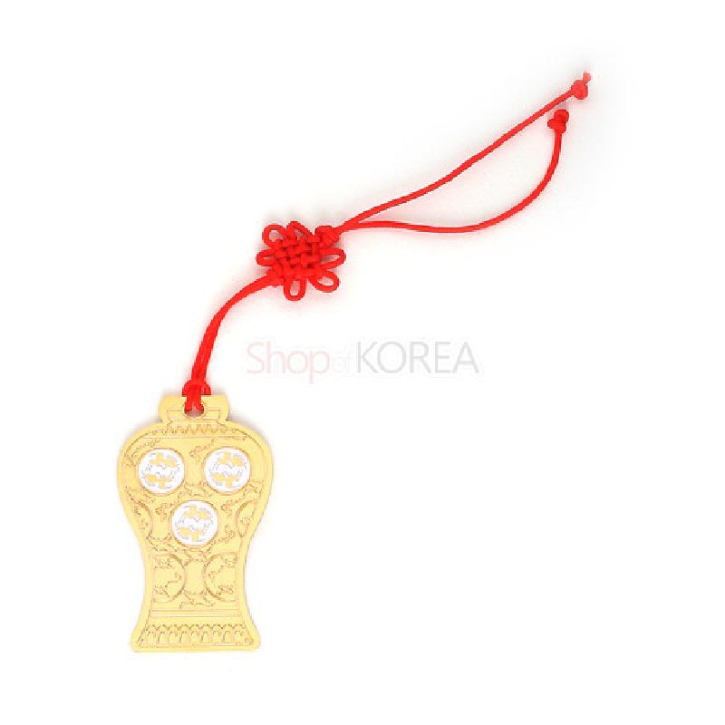 금색 금속 재질의 청자 매병 형태 장식과 흰색 원형 문양, 붉은 전통 매듭 끈이 조화를 이룬 책갈피.