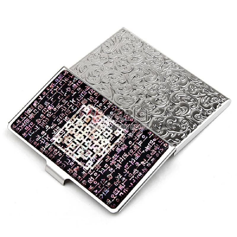 금속 재질에 화려한 양각 문양과 자개 상감된 시조문 패턴이 어우러진 명함집.