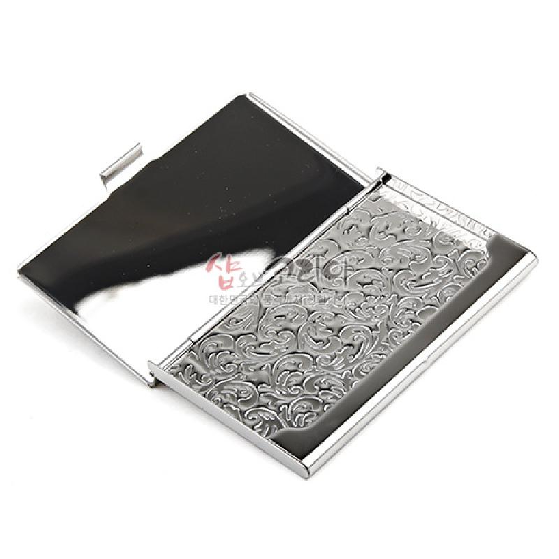 은색 금속 재질에 정교한 양각 곡선 문양을 넣은 직사각형 명함집 디자인.