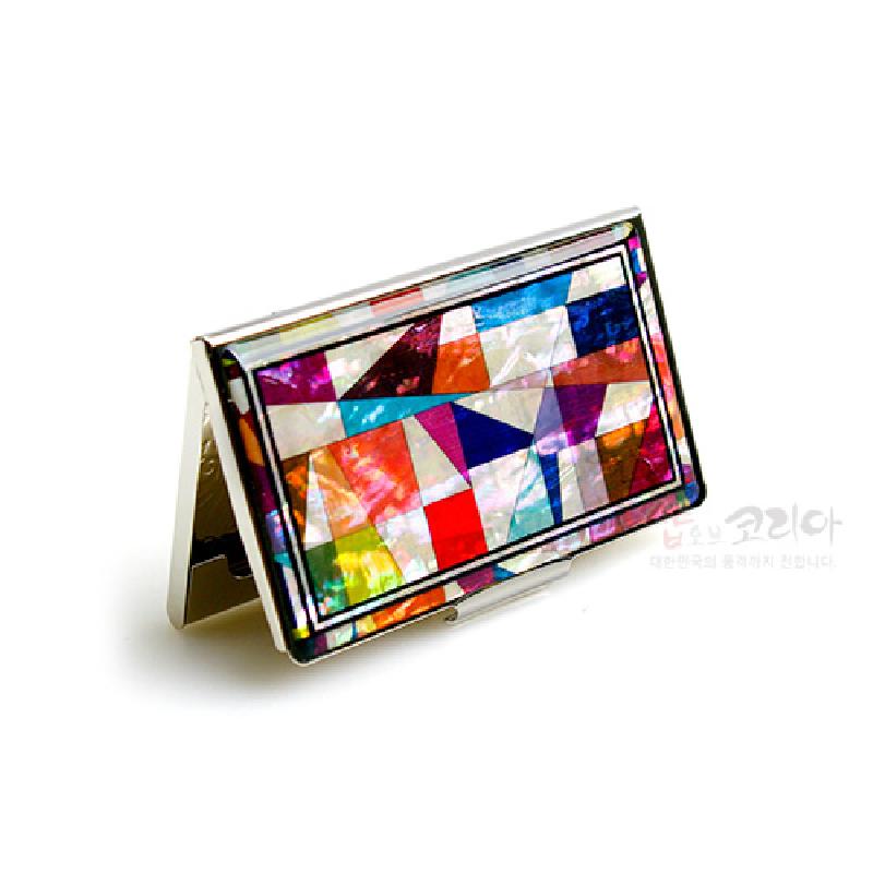 자개 상감 기법으로 표현한 다채로운 조각보 기하학 문양과 금속 재질이 어우러진 명함케이스. 자개 상감 기법으로 표현한 다채로운 조각보 기하학 문양과 금속 재질이 어우러진 명함케이스.