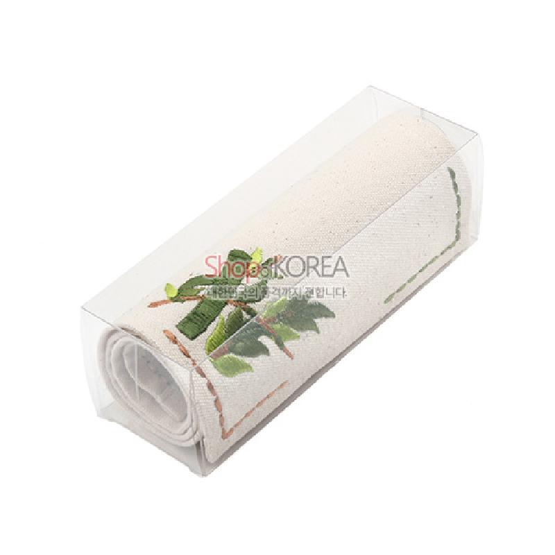 광목 재질의 밝은 아이보리 색상 식탁보, 녹색과 갈색 실로 수놓은 대나무 자수 문양 장식.