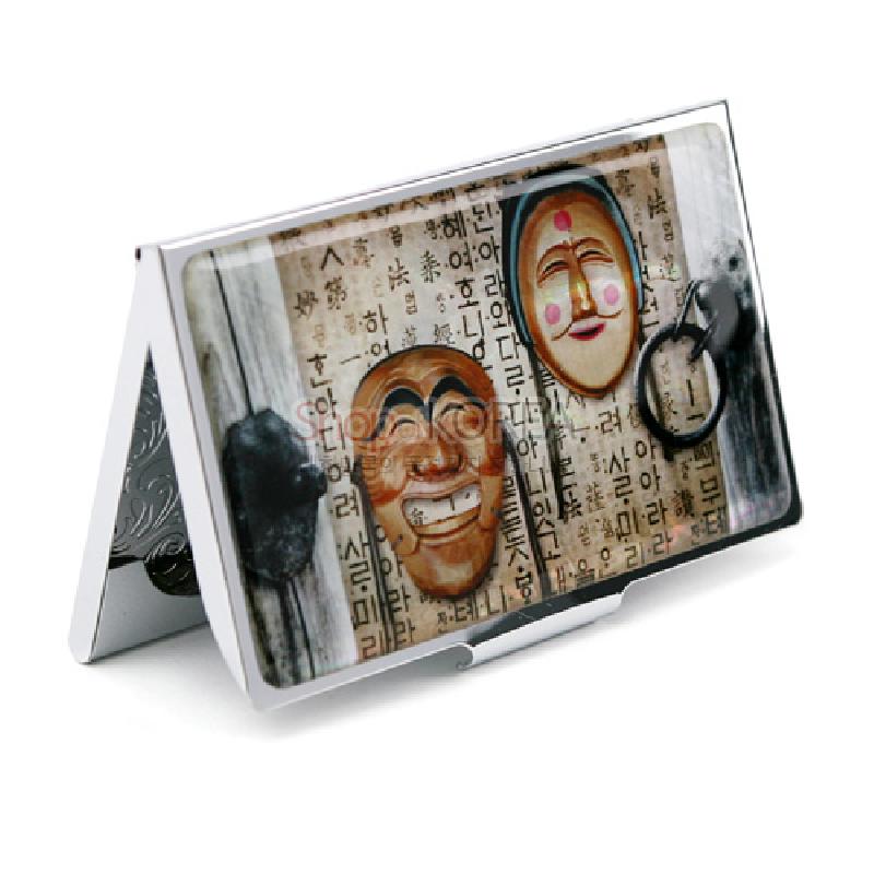 은색 금속 재질 위에 하회탈과 한글 서체 이미지를 인쇄한 전면 장식의 명함집.