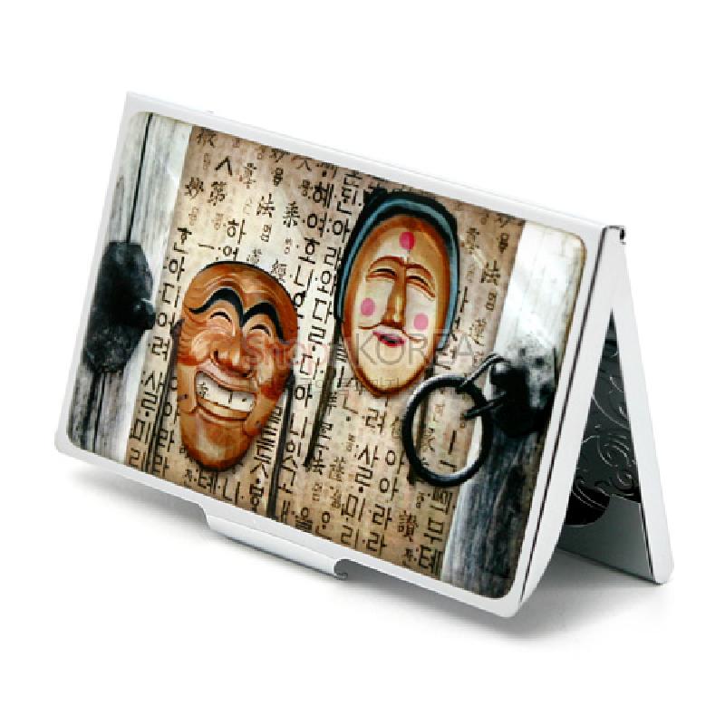 금속 케이스 위에 한지 배경과 하회탈 목각 이미지를 컬러 인쇄한 명함집.