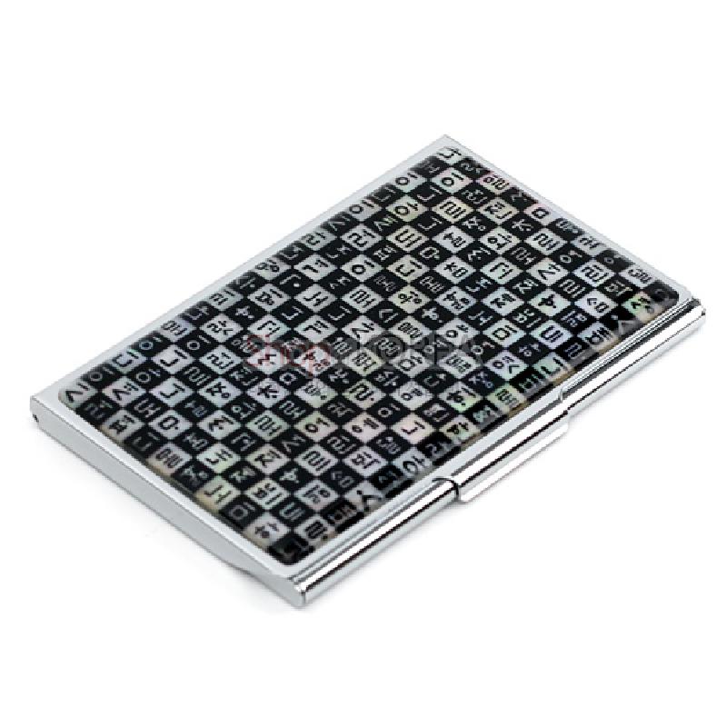 자개 상감 기법으로 훈민정음 한글 자모 문양을 촘촘히 배치한 금속 명함집.