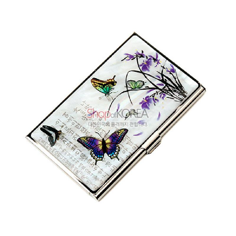 자개 상감 기법으로 표현한 난초와 다채로운 나비 문양, 한글 글귀가 어우러진 금속 명함케이스.