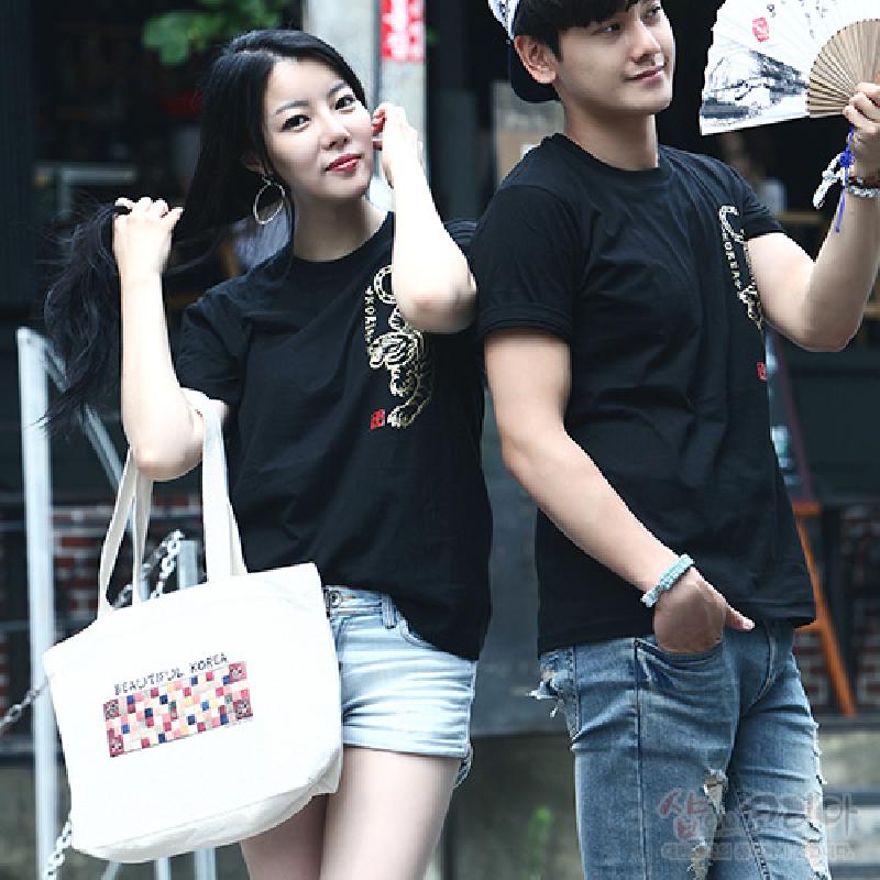 아이보리색 천 소재에 다채로운 조각보 패턴 인쇄가 더해진 입체발포 에코백. 아이보리색 천 소재에 다채로운 조각보 패턴 인쇄가 더해진 입체발포 에코백.