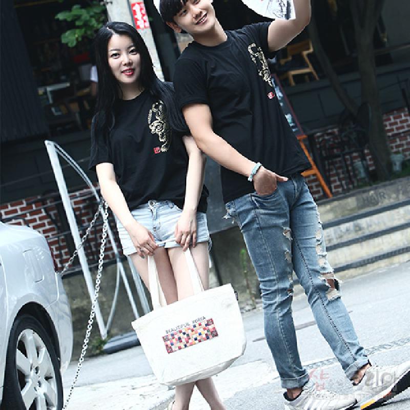 조각보를 현대적으로 재해석한 다채로운 색상의 직사각형 패턴 패치가 특징인 친환경 면 에코백. 조각보를 현대적으로 재해석한 다채로운 색상의 직사각형 패턴 패치가 특징인 친환경 면 에코백.