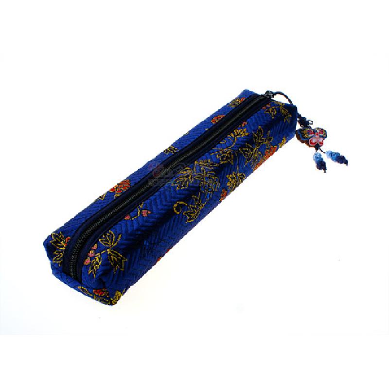 남색 누비 비단 소재에 금색과 붉은색 꽃 자수 문양이 들어간 필통, 매듭 장식 지퍼 손잡이 특징. 남색 누비 비단 소재에 금색과 붉은색 꽃 자수 문양이 들어간 필통, 매듭 장식 지퍼 손잡이 특징.