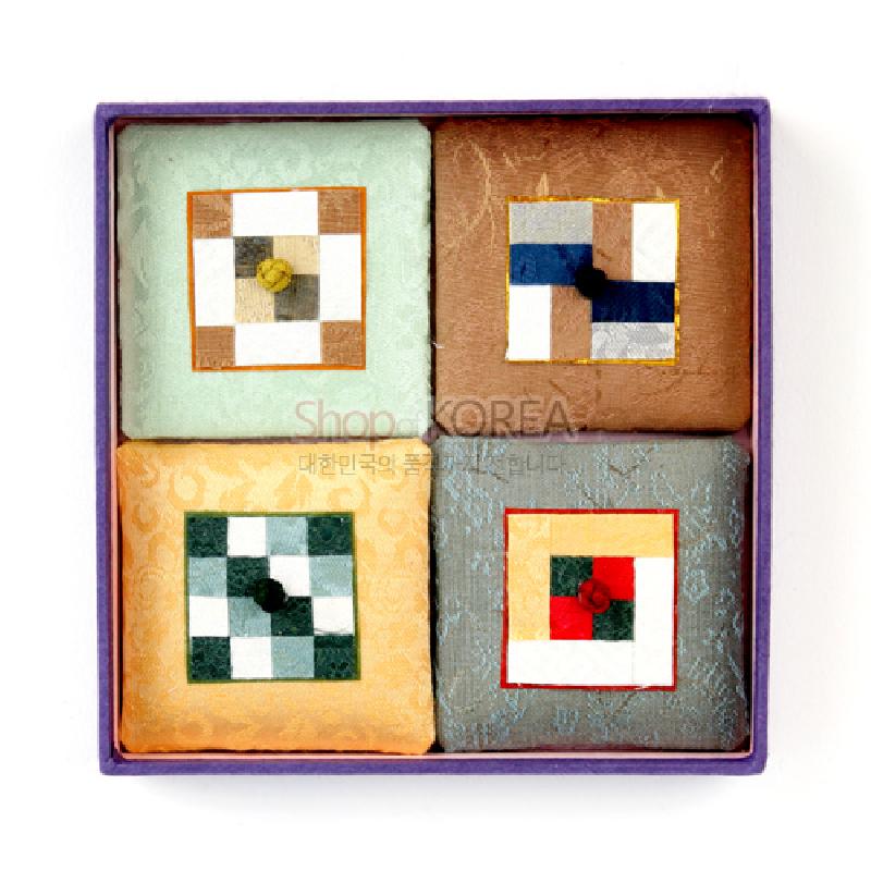 비단 재질에 전통 조각보 기법을 활용한 사각 패치워크와 다양한 파스텔 색상이 조화를 이룬 자석 세트.
