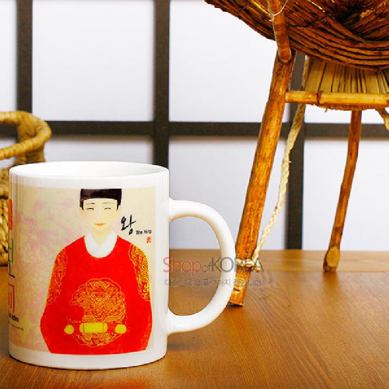 흰색 세라믹 재질에 붉은 곤룡포와 금색 용 문양, 왕을 형상화한 일러스트가 인쇄된 머그컵.