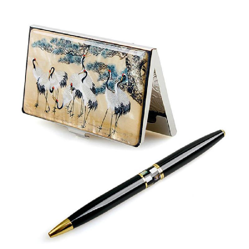 자개 상감 기법으로 학과 소나무 문양을 담은 금속 명함케이스와 흑색 바탕에 금색 장식이 가미된 볼펜 세트.