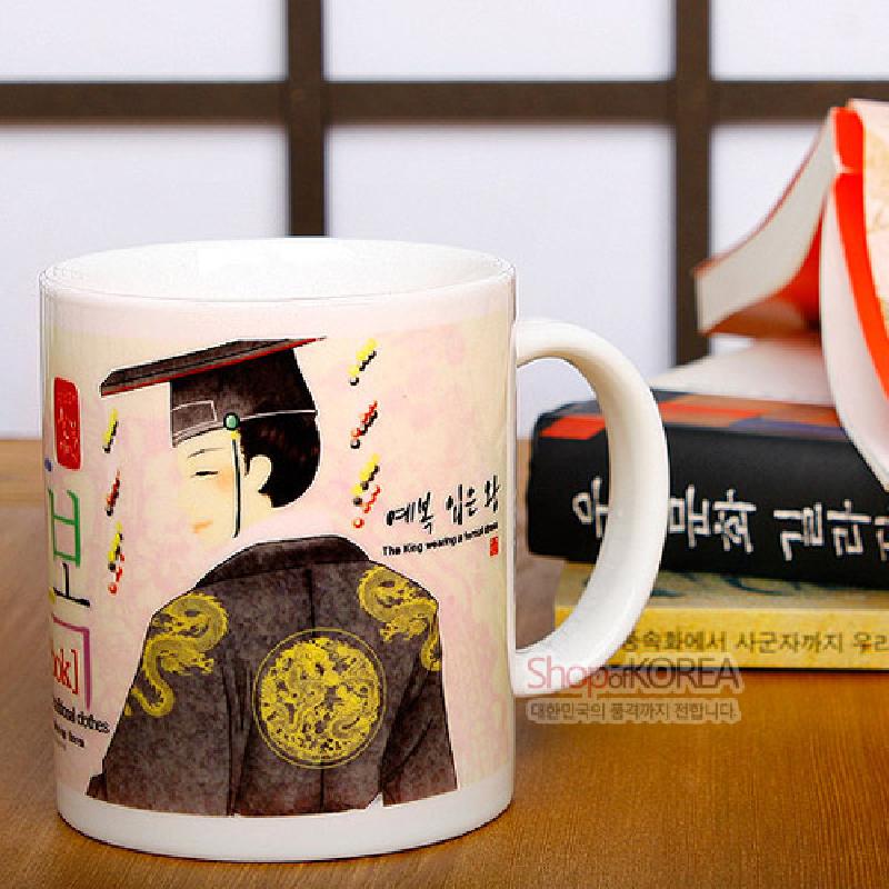 한복 예복 입은 왕 일러스트와 황금색 용 문양이 인쇄된 도자기 재질의 머그컵.