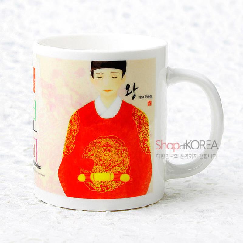 붉은 곤룡포와 금색 용보 문양이 인쇄된 도자기 머그컵, 파스텔 톤 배경과 ‘왕’ 한글 글씨가 조화를 이룬 디자인.