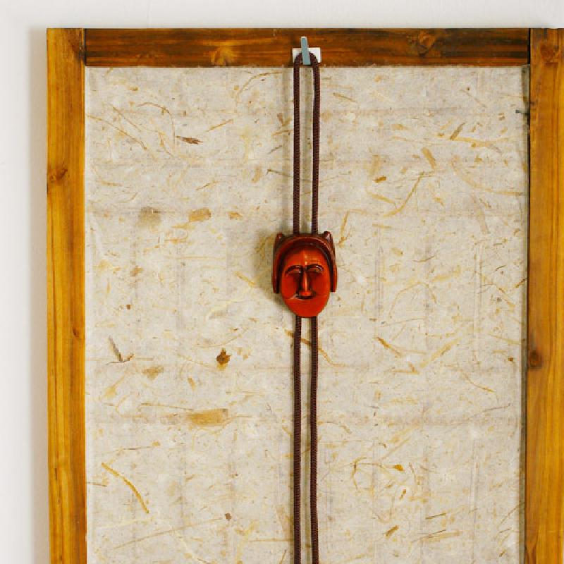 붉은색 나무 재질 부네탈 장식에 갈색 끈을 조합한 전통 로프타이 액세서리.