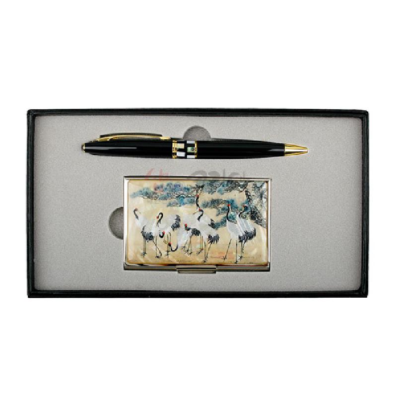 금속 재질 명함케이스에 군학도 회화풍 학 문양을 장식하고, 흑색과 금색 포인트의 금속 볼펜으로 구성된 세트.