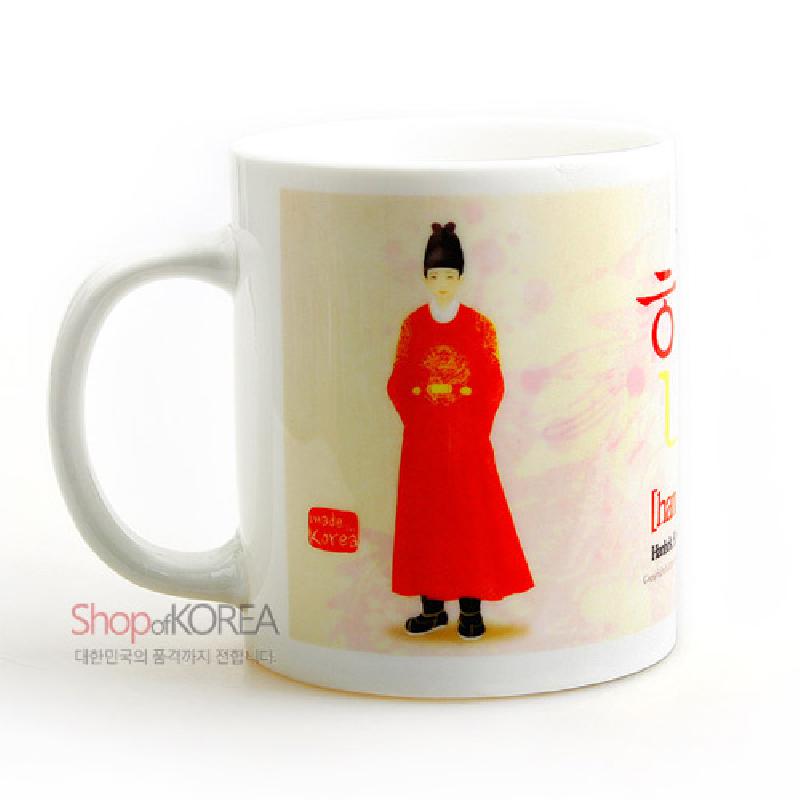 전통 왕의 붉은 곤룡포와 금색 흉배 문양이 인쇄된 백색 도자기 머그컵 디자인.