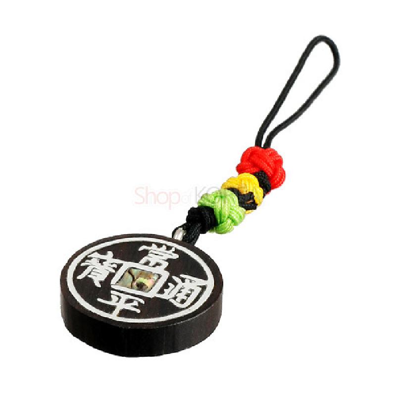 흑단 원판에 엽전 모양 한자를 음각 채색하고, 중앙에 자개를 넣은 뒤 오방색 매듭 끈으로 마감한 열쇠고리