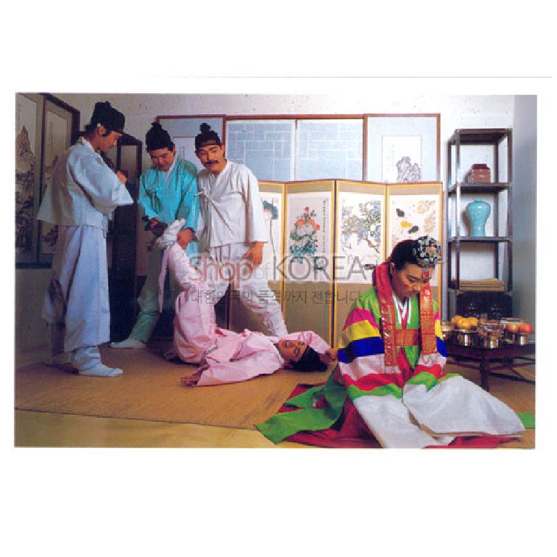 한복 혼례복과 색동저고리, 민화 병풍과 목가구를 담은 전통 실내 풍경 엽서.