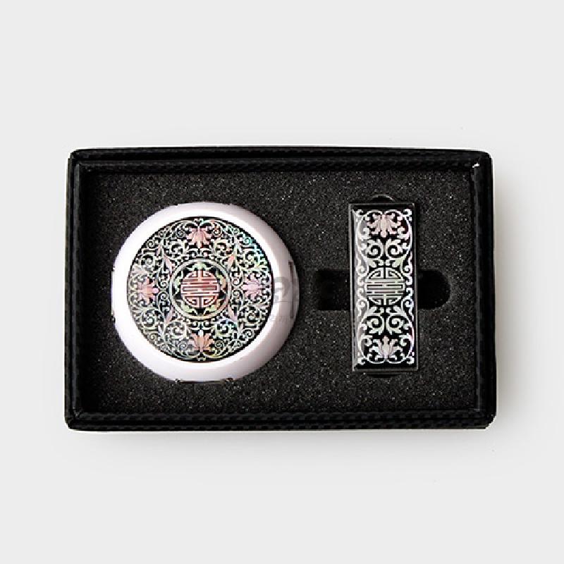 자개 상감 기법으로 당초무늬와 수자문을 섬세하게 표현한 원형 허브 장식과 USB 메모리 세트. 자개 상감 기법으로 당초무늬와 수자문을 섬세하게 표현한 원형 허브 장식과 USB 메모리 세트.