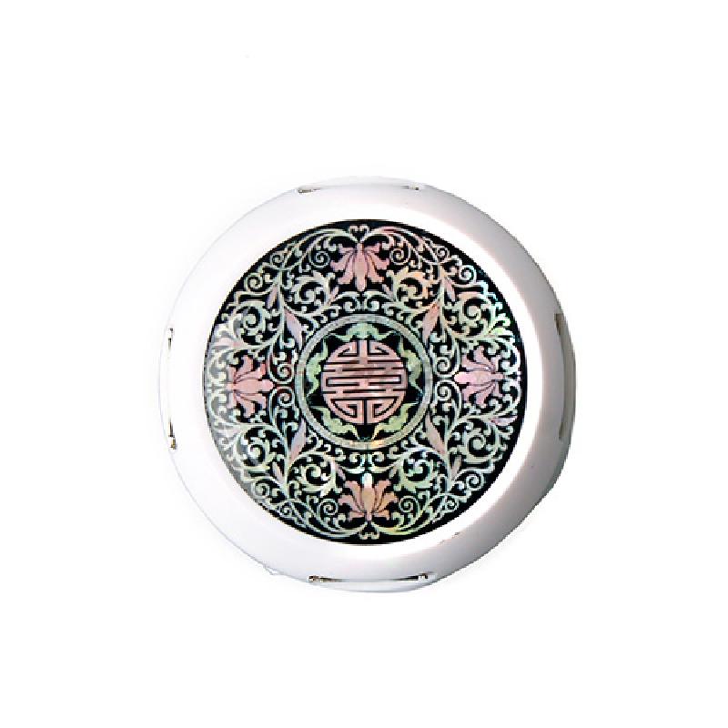 자개 상감 기법으로 표현된 당초문과 수자 문양, 흑색 바탕의 원형 장식이 돋보이는 USB 메모리. 자개 상감 기법으로 표현된 당초문과 수자 문양, 흑색 바탕의 원형 장식이 돋보이는 USB 메모리.