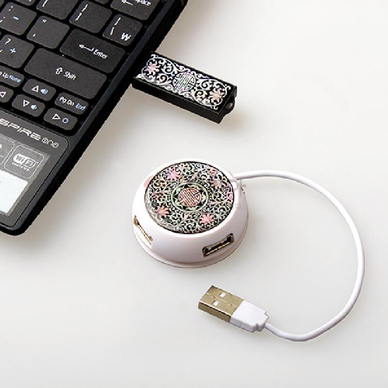 자개 상감 기법으로 당초무늬와 전통 문양을 장식한 원형 USB 허브와 8G USB 메모리 세트. 자개 상감 기법으로 당초무늬와 전통 문양을 장식한 원형 USB 허브와 8G USB 메모리 세트.