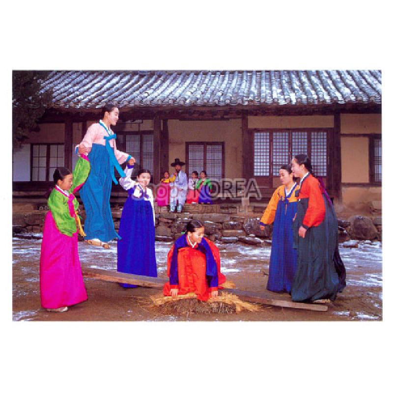 전통 한옥 마당에서 한삼과 저고리가 돋보이는 다채로운 색상의 한복 차례줄넘기 풍경을 담은 엽서.