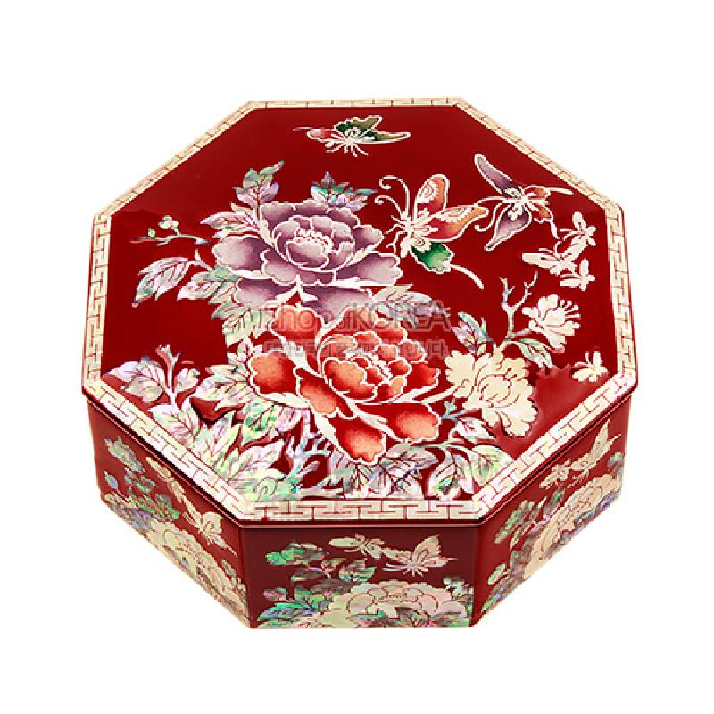 붉은 옻칠 바탕에 자개 상감 기법으로 표현한 목단과 나비 문양이 돋보이는 팔각 형태 함.