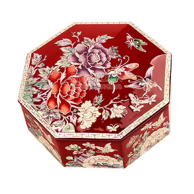 붉은 옻칠 바탕에 자개 상감 기법으로 목단과 나비 문양을 장식한 팔각 형태의 공예함.