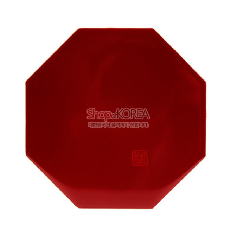 붉은 색상의 팔각형 형태에 광택 있는 옻칠 마감과 하단에 작은 전각 인장이 더해진 전통 목함.