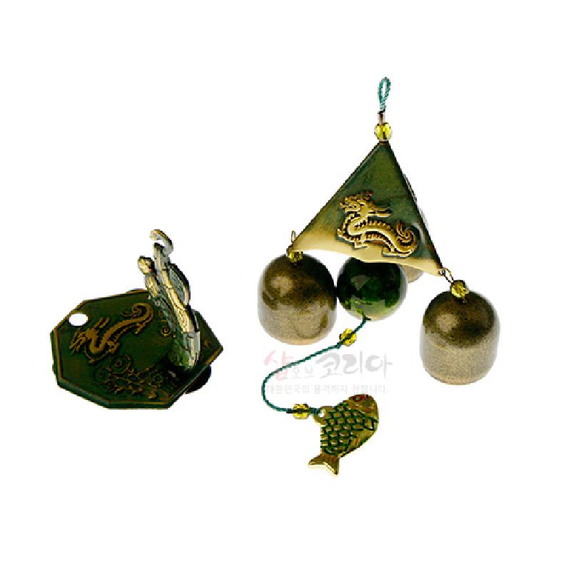 금속 재질의 삼각형 풍경에 입체 용 문양과 청록색 매듭, 물고기 장식 추를 단 전통 종 장식.