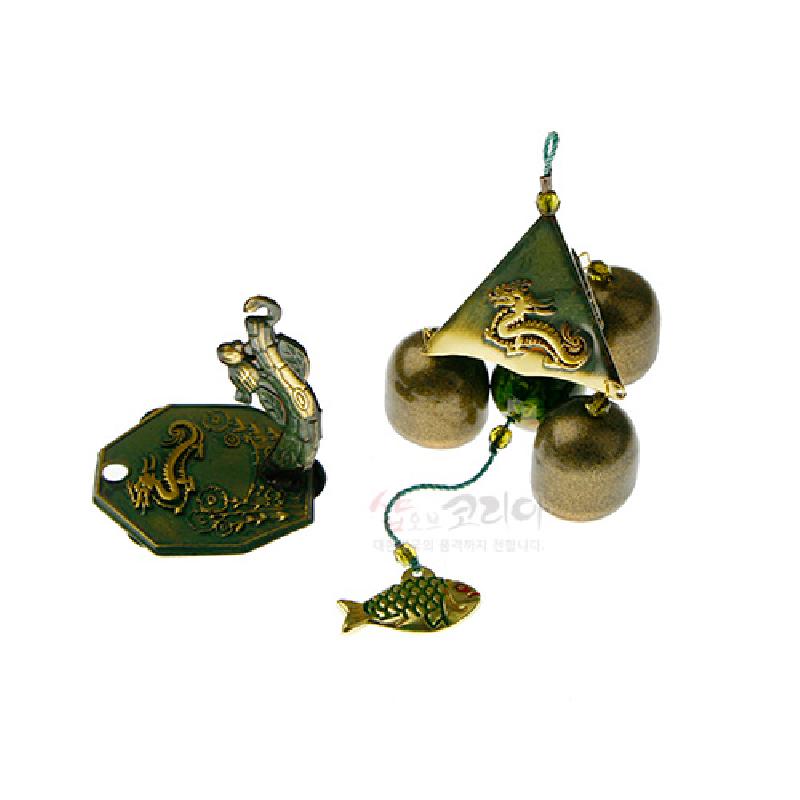 청동빛 금속 재질에 용 부조 문양과 물고기 장식 추를 더한 삼각 지붕 형태의 풍경종 세트.