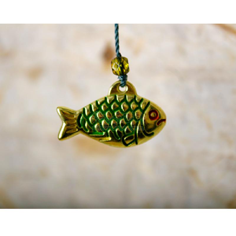 금속 재질에 녹색 비늘 무늬를 채색한 물고기 장식과 작은 유리 비드가 매달린 매듭 장식.