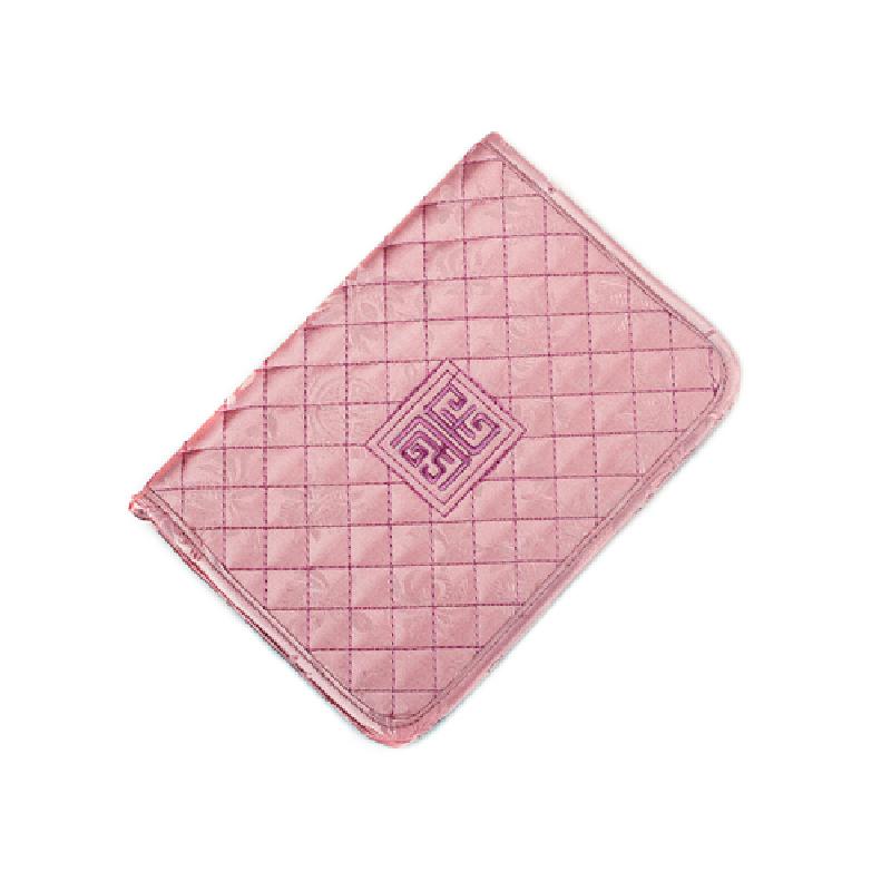 누비 기법으로 제작된 연보라색 원단에 격자 무늬 누빔과 보라색 전통 기하학 자수 문양이 돋보이는 여권 지갑.