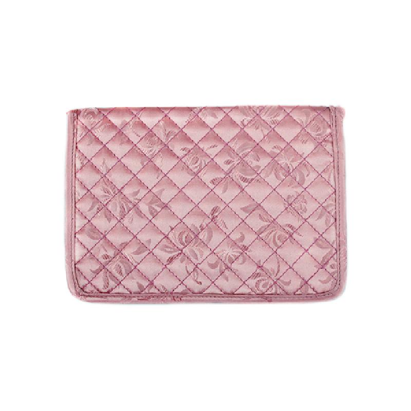 보라색 계열 원단에 다이아몬드 누빔 기법과 은은한 꽃문양이 어우러진 여권 지갑.