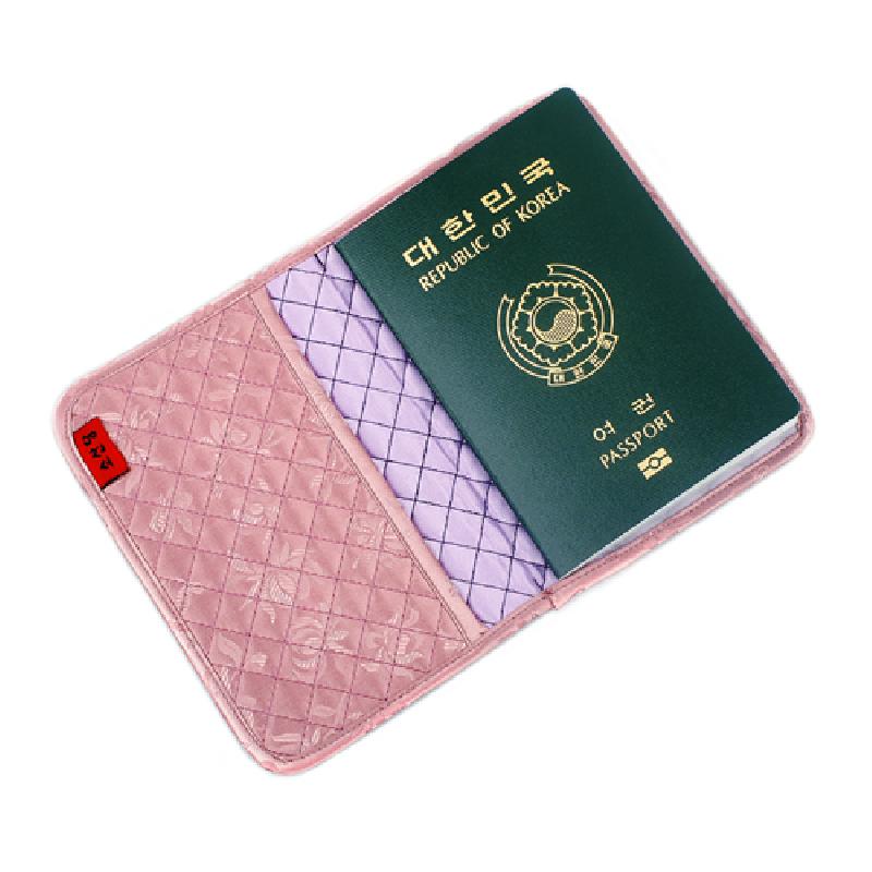 누비 기법으로 완성한 분홍색 외피와 연보라색 안감의 퀼팅 패턴이 돋보이는 패브릭 여권지갑.