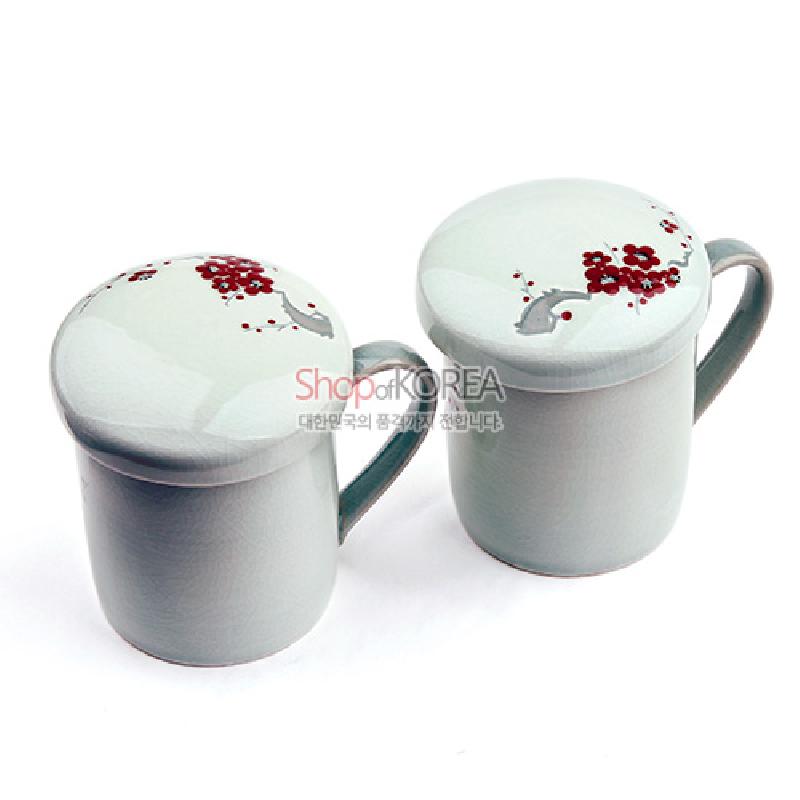연한 청자색 유약 위에 붉은 매화 가지를 수채화풍으로 표현한 뚜껑 포함 도자기 머그 세트.
