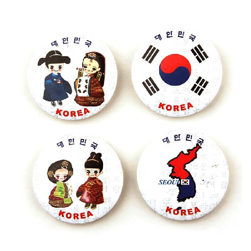 흰색 바탕의 금속 원형 메모홀더에 한복 인형 일러스트와 태극기, 한반도 지도 문양을 선명한 색감으로 인쇄한 디자인.