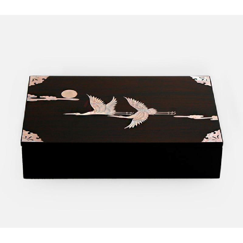 짙은 갈색 옻칠 바탕에 자개 상감 기법으로 학과 달, 구름 문양을 장식한 직사각형 함. 짙은 갈색 옻칠 바탕에 자개 상감 기법으로 학과 달, 구름 문양을 장식한 직사각형 함.