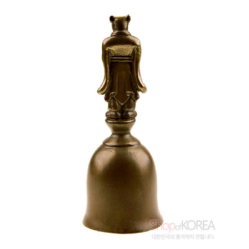 청동 재질의 종 상단에 돼지 형상의 십이지 신상을 입체적으로 조각한 전통 문양 종. 청동 재질의 종 상단에 돼지 형상의 십이지 신상을 입체적으로 조각한 전통 문양 종.