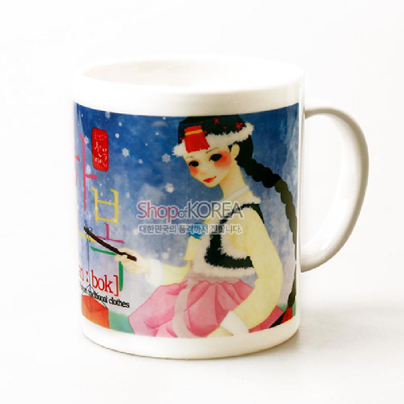 한복 차림 소녀와 청사초롱을 일러스트로 표현한 도자기 머그컵, 파스텔 색감과 눈 내리는 배경이 어우러진 디자인.