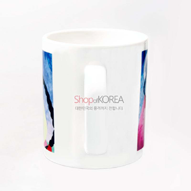 흰 도자기 재질에 청사초롱을 모티프로 한 파랑·분홍·검정 색면 배치가 인쇄된 머그컵.
