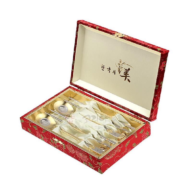 붉은 비단 포장 상자에 담긴 티타늄 재질 수저·젓가락 2인 세트와 거북이 문양 장식. 붉은 비단 포장 상자에 담긴 티타늄 재질 수저·젓가락 2인 세트와 거북이 문양 장식.